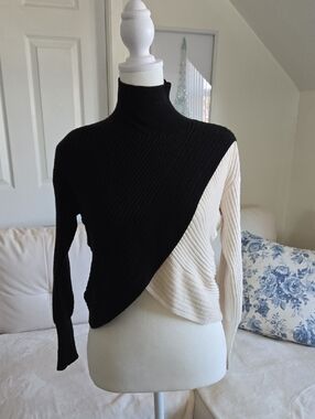 Asymmetrical Colorblock Turtleneck Sweater - Black & Cream